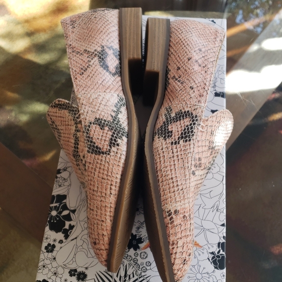 WOMENS FRANCIE LOAFER By CL LAUNDRY SNAKE BLUSH SHOES SIZE 10 - Picture 4 of 13